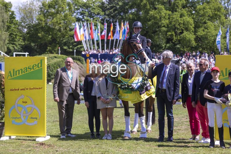 dressage PrizeGiving_Hamburg_20240512_SS350605.jpg